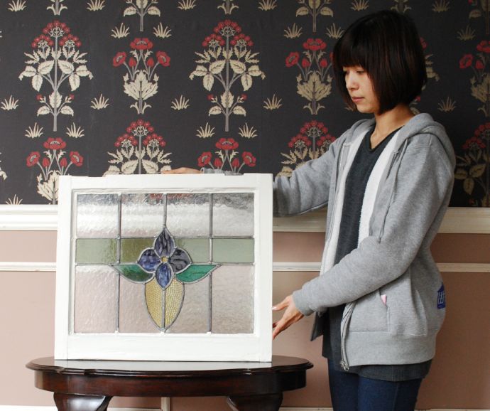 アンティーク雑貨　マーブルガラスのブルーに癒される、お花のアンティークステンドグラス。ガラスの凹凸の違いで光りの影が変わるのが楽しい！１日を通してお楽しみください。(g-938)