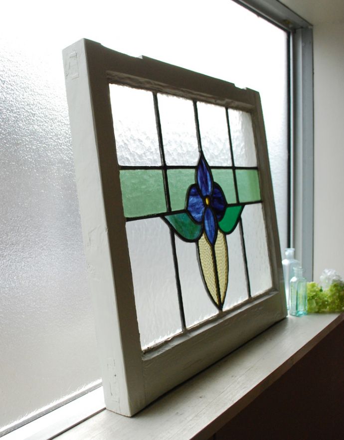 アンティーク雑貨　マーブルガラスのブルーに癒される、お花のアンティークステンドグラス。窓辺や壁に立て掛けるのもオススメです。(g-938)