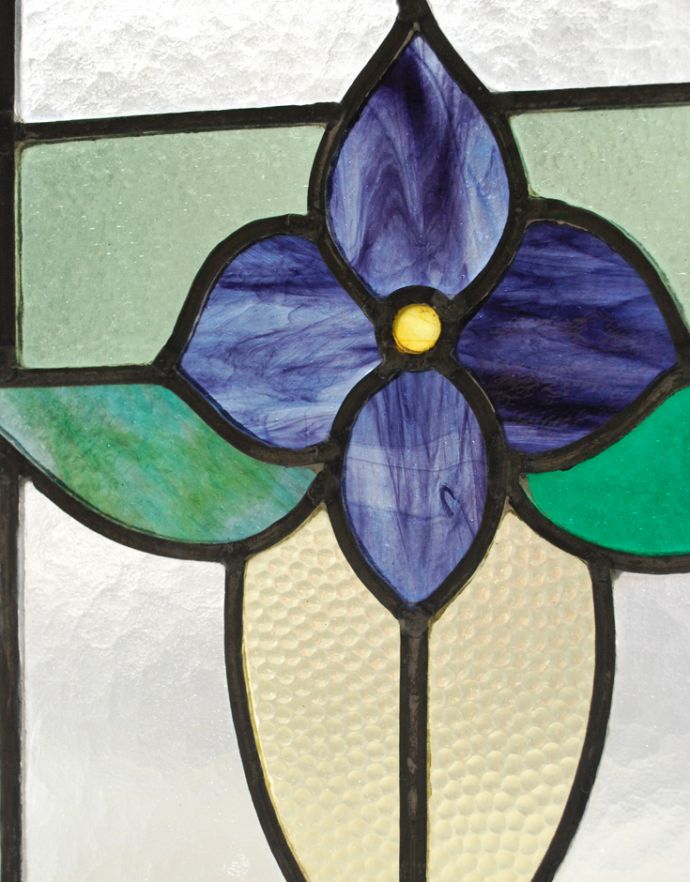 アンティーク雑貨　マーブルガラスのブルーに癒される、お花のアンティークステンドグラス。ぬくもりのあるアンティークのガラスから光が差仕込むと、お部屋がやさしい空気に包まれてとても素敵です。(g-938)
