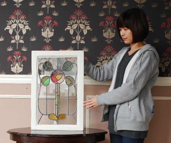 アンティーク雑貨　マーブル模様のバラ×ハートのリーフ、アンティークステンドグラス。ガラスの凹凸の違いで光りの影が変わるのが楽しい！１日を通してお楽しみください。(g-941)