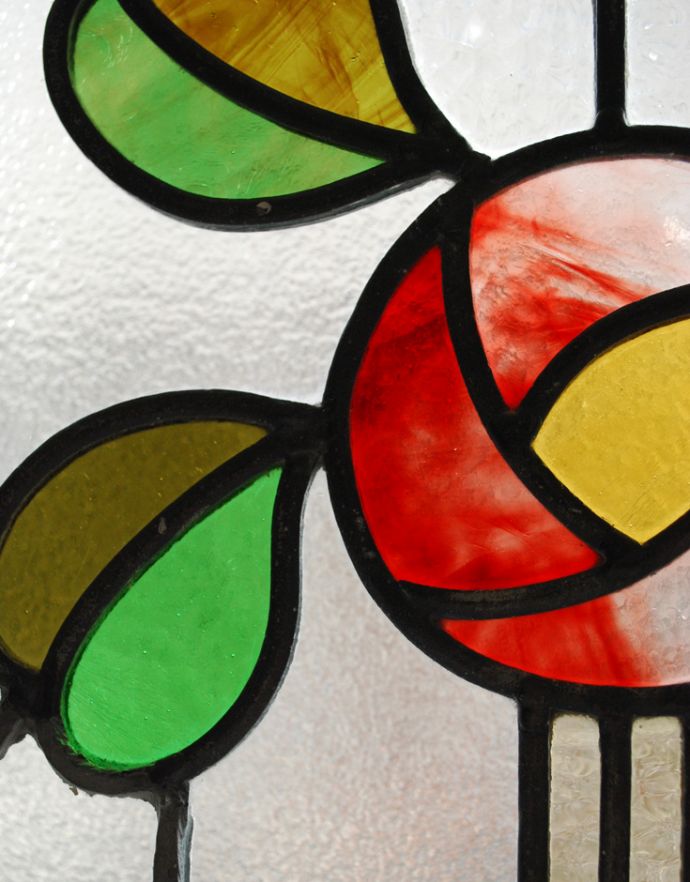 アンティーク雑貨　マーブル模様のバラ×ハートのリーフ、アンティークステンドグラス。ぬくもりのあるアンティークのガラスから光が差仕込むと、お部屋がやさしい空気に包まれてとても素敵です。(g-941)