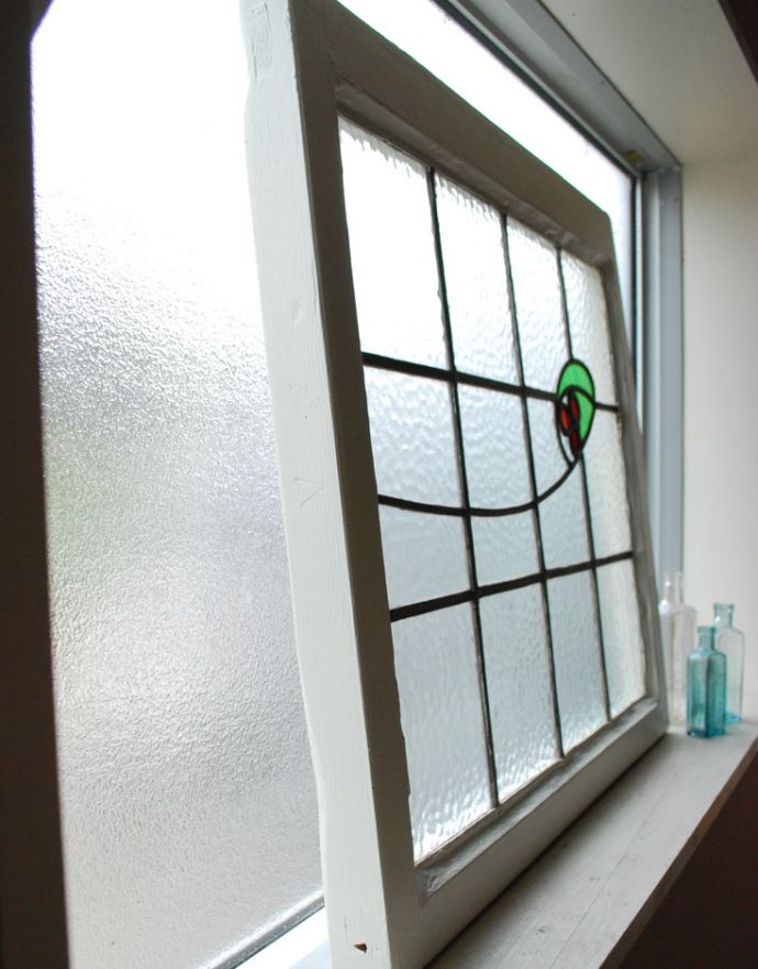 アンティーク雑貨　赤いお花が可愛い素敵な一枚、アンティークの可愛いステンドグラス。窓辺や壁に立て掛けるのもオススメです。(g-957)