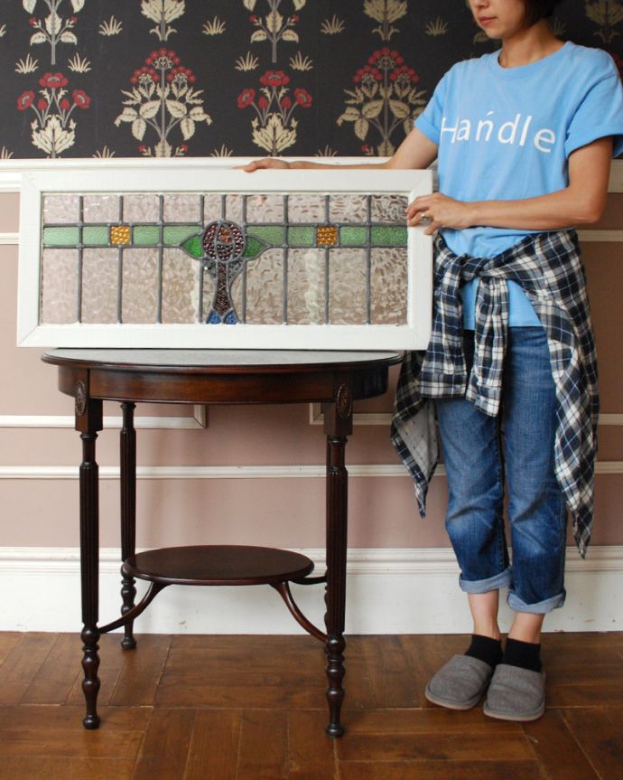 アンティーク雑貨 宝石のように美しいブルーがアクセント、ドットローズのアンティークステンドグラス。ガラスの凹凸の違いで光りの影が変わるのが楽しい!1日を通してお楽しみください。(g-967)