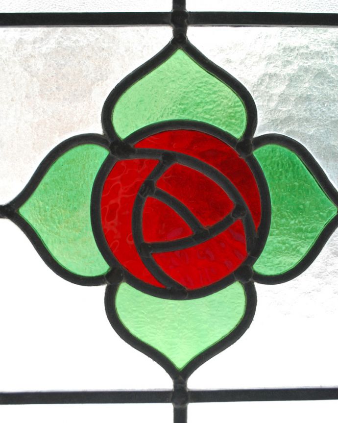 アンティーク雑貨　ケイムを使ったチェック模様がお洒落な、薔薇のアンティークステンドグラス。ぬくもりのあるアンティークのガラスから光が差仕込むと、お部屋がやさしい空気に包まれてとても素敵です。(g-968)