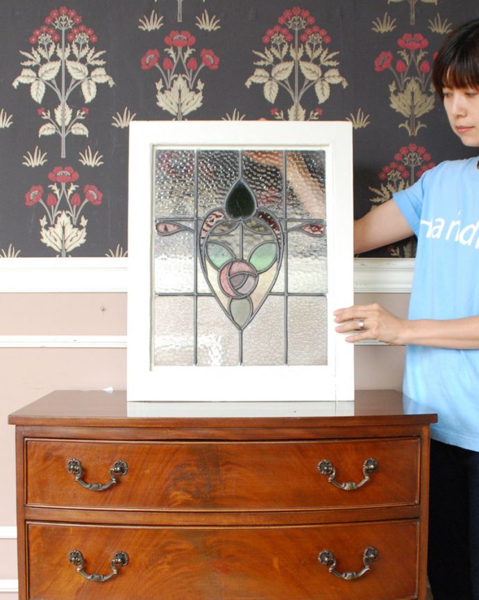 アンティーク雑貨　ハートの中のローズが可愛い、イギリスから届いた素敵なアンティークステンドグラス。ガラスの凹凸の違いで光りの影が変わるのが楽しい！１日を通してお楽しみください。(g-969)