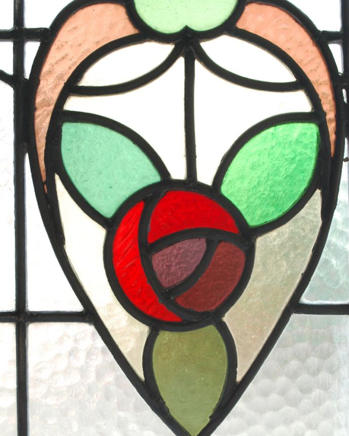 アンティーク雑貨　ハートの中のローズが可愛い、イギリスから届いた素敵なアンティークステンドグラス。ぬくもりのあるアンティークのガラスから光が差仕込むと、お部屋がやさしい空気に包まれてとても素敵です。(g-969)