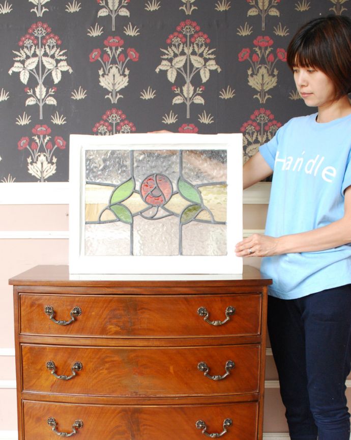 アンティーク雑貨　水玉模様の赤いローズ×爽やかなリーフのアンティークステンドグラス。ガラスの凹凸の違いで光りの影が変わるのが楽しい！１日を通してお楽しみください。(g-974)