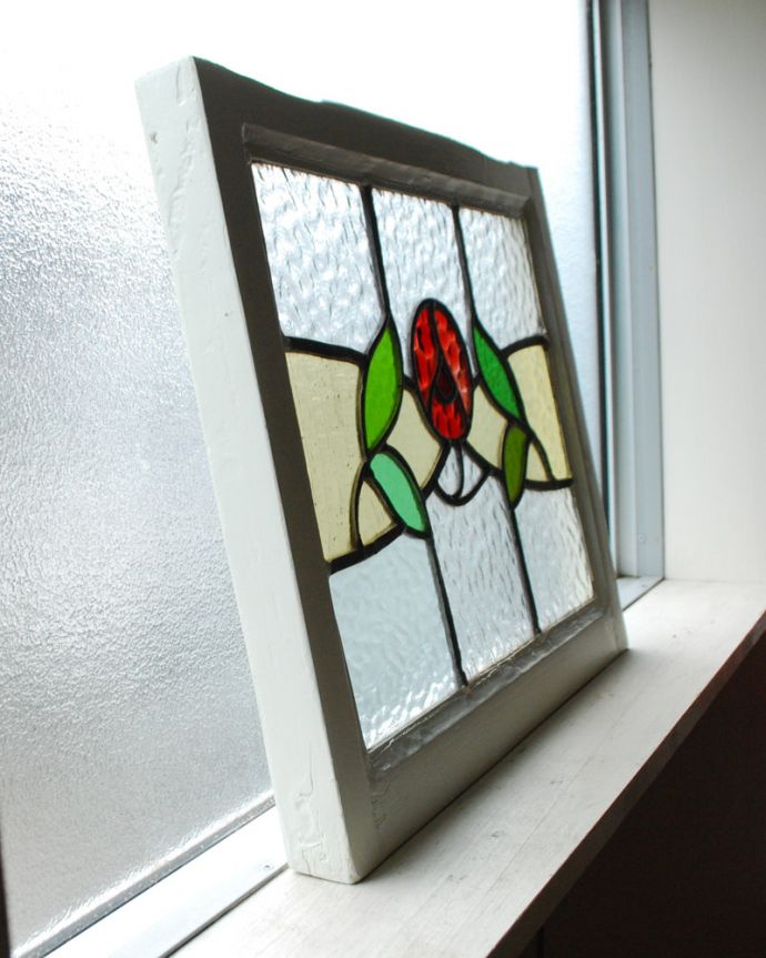 アンティーク雑貨　水玉模様の赤いローズ×爽やかなリーフのアンティークステンドグラス。窓辺や壁に立て掛けるのもオススメです。(g-974)