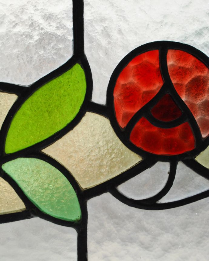 アンティーク雑貨　水玉模様の赤いローズ×爽やかなリーフのアンティークステンドグラス。ぬくもりのあるアンティークのガラスから光が差仕込むと、お部屋がやさしい空気に包まれてとても素敵です。(g-974)