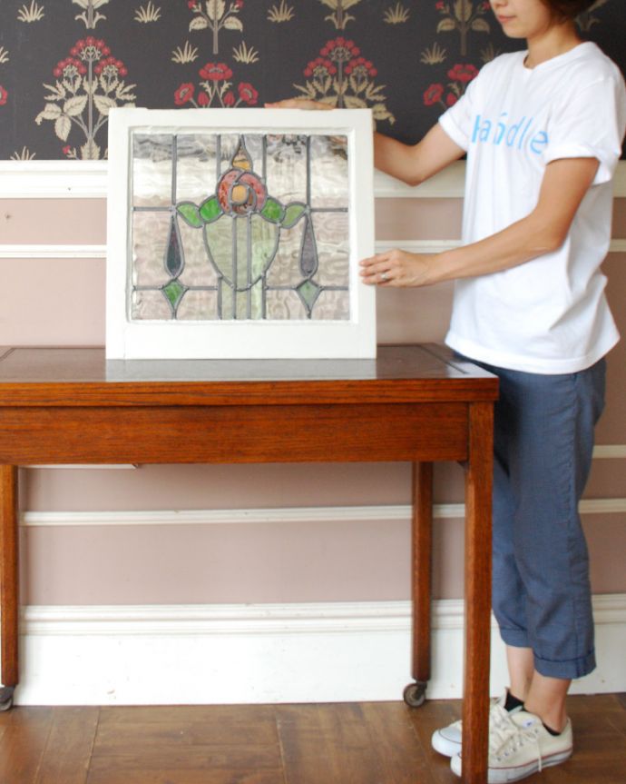 アンティーク雑貨　パープルのアクセサリーが付いた赤い薔薇のアンティーク ステンドグラス。ガラスの凹凸の違いで光りの影が変わるのが楽しい！１日を通してお楽しみください。(g-984)