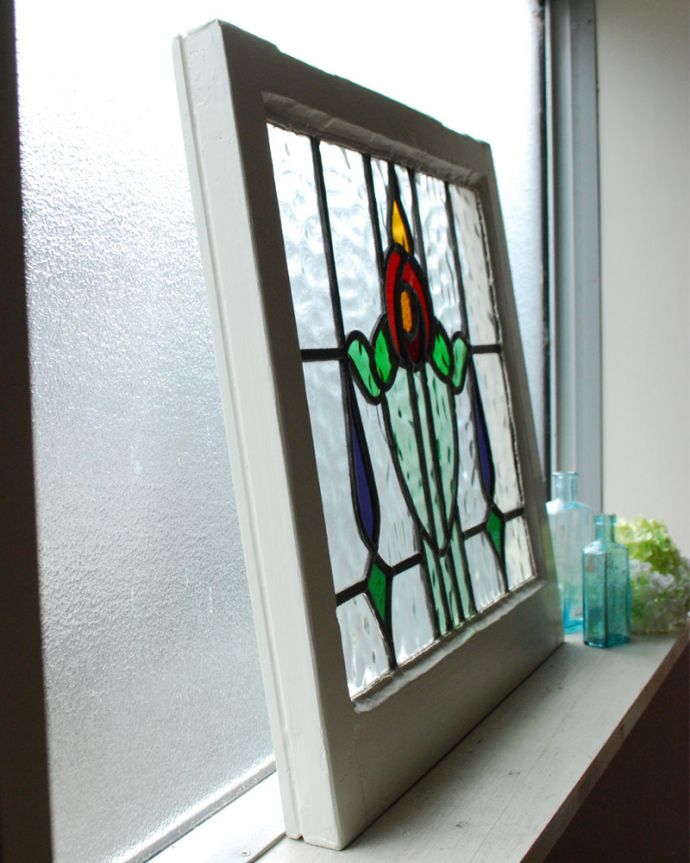 アンティーク雑貨　パープルのアクセサリーが付いた赤い薔薇のアンティーク ステンドグラス。窓辺や壁に立て掛けるのもオススメです。(g-984)