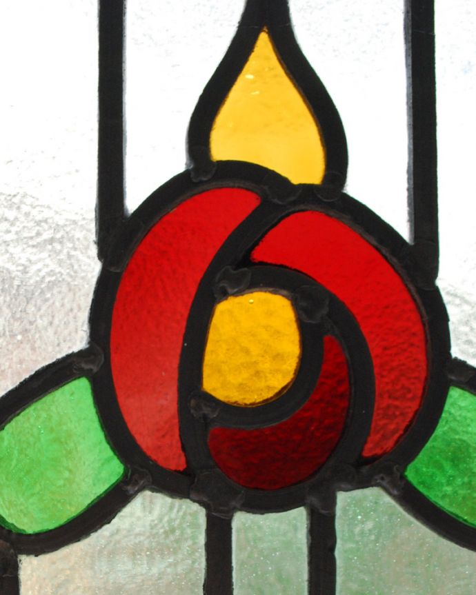 アンティーク雑貨　パープルのアクセサリーが付いた赤い薔薇のアンティーク ステンドグラス。ぬくもりのあるアンティークのガラスから光が差仕込むと、お部屋がやさしい空気に包まれてとても素敵です。(g-984)