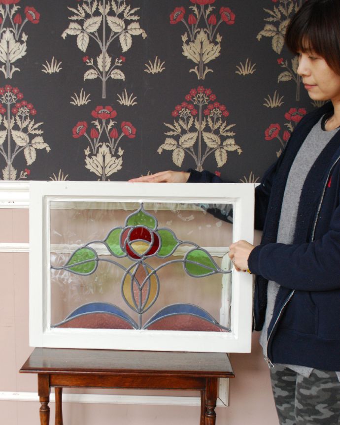 アンティーク雑貨 真っ赤なバラと透明感のあるリーフデザインのアンティークステンドグラス。ガラスの凹凸の違いで光りの影が変わるのが楽しい!1日を通してお楽しみください。(g-998)