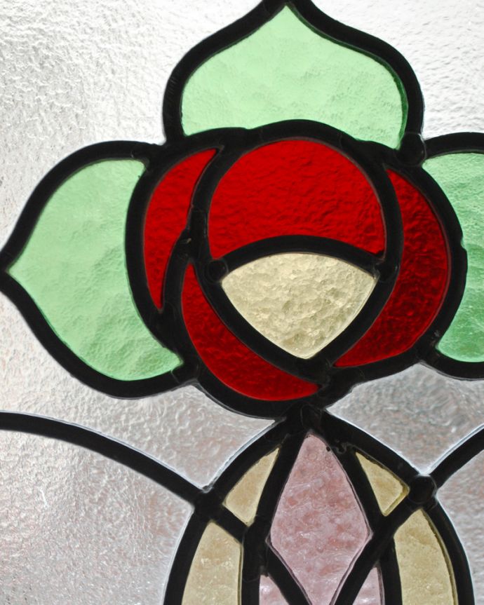 アンティーク雑貨 真っ赤なバラと透明感のあるリーフデザインのアンティークステンドグラス。ぬくもりのあるアンティークのガラスから光が差仕込むと、お部屋がやさしい空気に包まれてとても素敵です。(g-998)