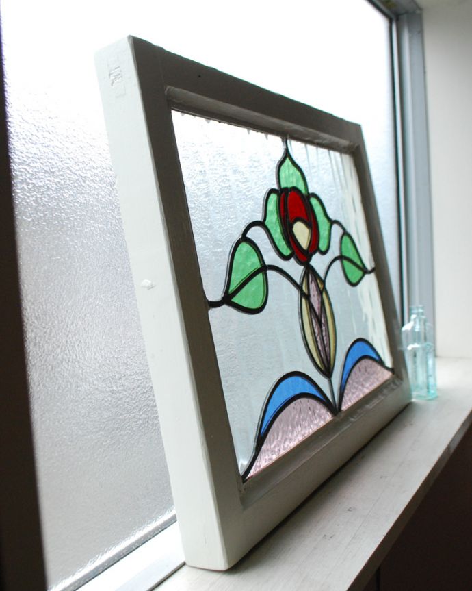 アンティーク雑貨 真っ赤なバラと透明感のあるリーフデザインのアンティークステンドグラス。窓辺や壁に立て掛けるのもオススメです。(g-998)