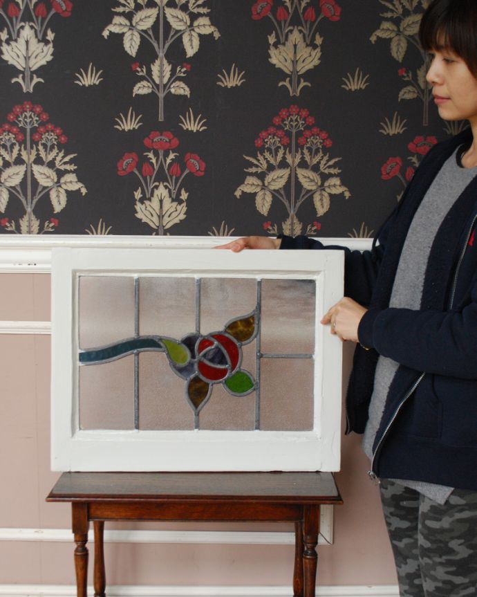 アンティーク雑貨 さわやかなブルーがアクセント、華やかな彩りのアンティークステンドグラス。ガラスの凹凸の違いで光りの影が変わるのが楽しい!1日を通してお楽しみください。(g-999)