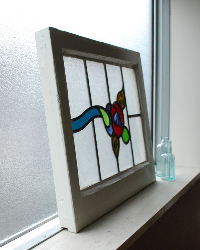 アンティーク雑貨 さわやかなブルーがアクセント、華やかな彩りのアンティークステンドグラス。窓辺や壁に立て掛けるのもオススメです。(g-999)