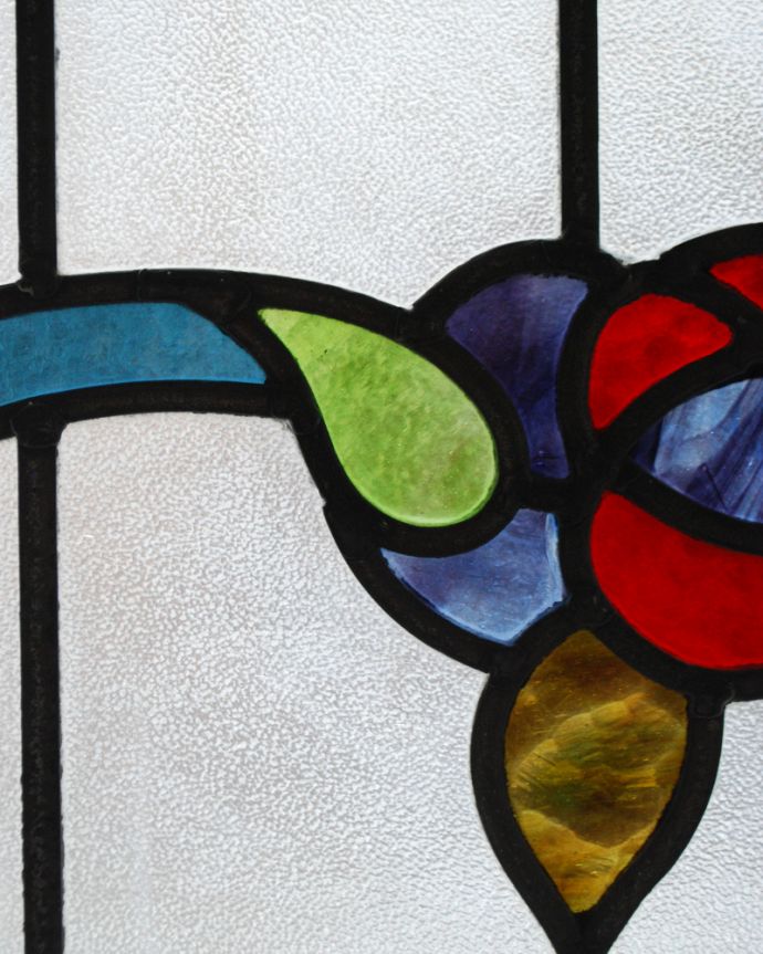 アンティーク雑貨 さわやかなブルーがアクセント、華やかな彩りのアンティークステンドグラス。ぬくもりのあるアンティークのガラスから光が差仕込むと、お部屋がやさしい空気に包まれてとても素敵です。(g-999)