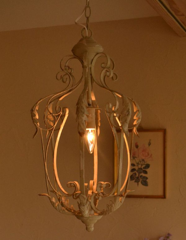 シャンデリア　照明・ライティング　アンティーク風フレンチシャンデリア1灯タイプ（WH）（Ｅ17シャンデリア球付）。あたたかい光で、リラックスした時間を過ごせます。(gc-170)