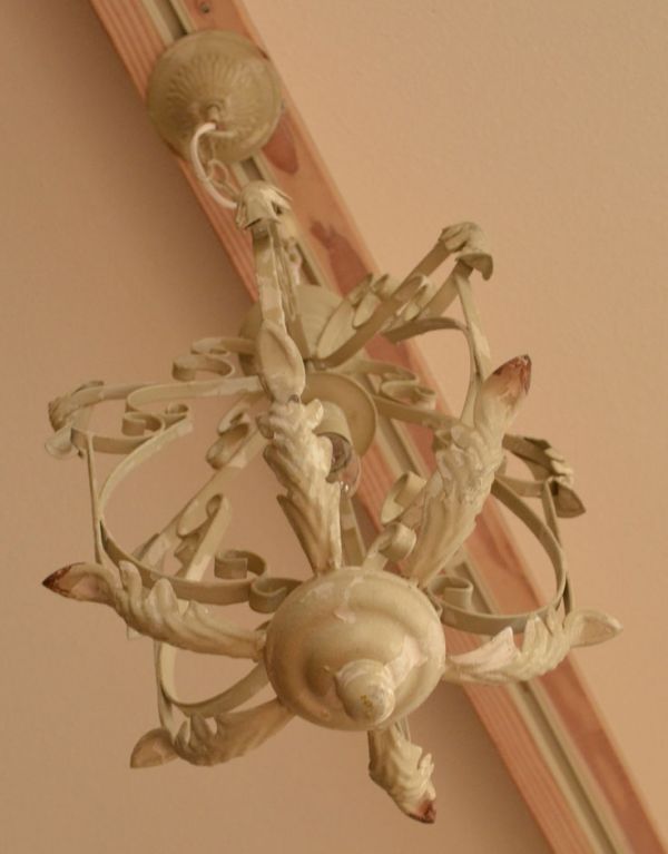 シャンデリア　照明・ライティング　アンティーク風フレンチシャンデリア1灯タイプ（WH）（Ｅ17シャンデリア球付）。下から見上げても美しいデザインです。(gc-170)