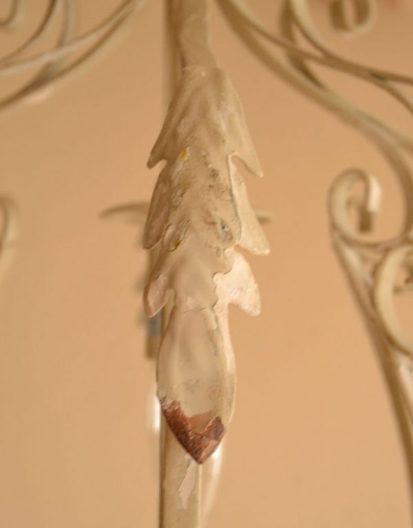 シャンデリア　照明・ライティング　アンティーク風フレンチシャンデリア1灯タイプ（WH）（Ｅ17シャンデリア球付）。細部にまでこだわったアンティーク風の加工が施されています。(gc-170)