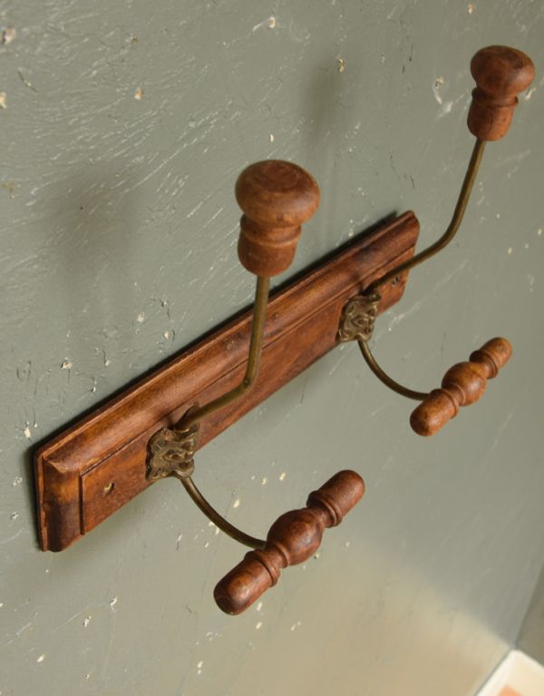 フック・フックボード　住宅用パーツ　アンティーク風コート＆ハットフック（ダブル）。木製なので、使えば使うほど味わい深くなります。(gc-175)