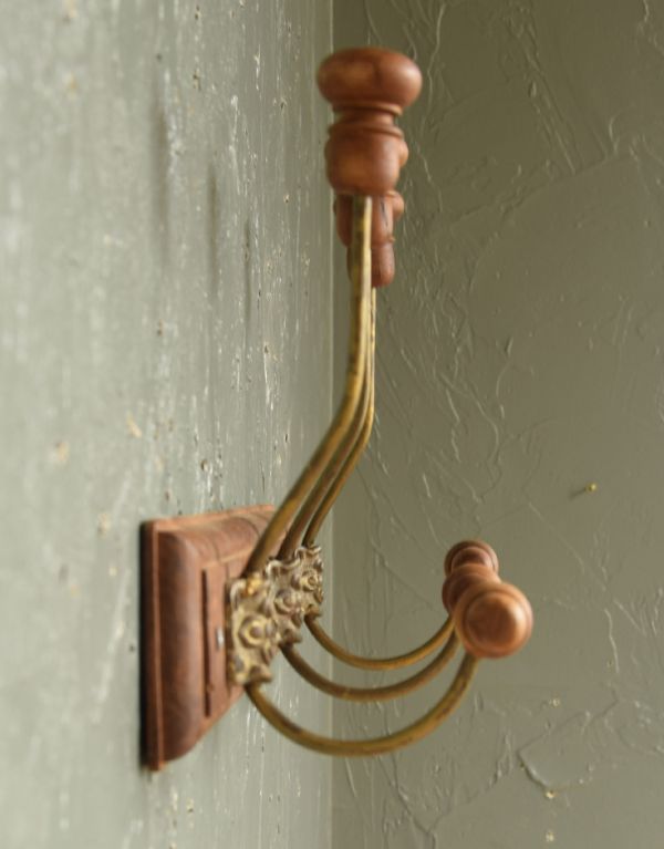 フック・フックボード 住宅用パーツ アンティーク風コート&ハットフック(トリプル)。横から見てもお洒落なデザインです。(gc-176)