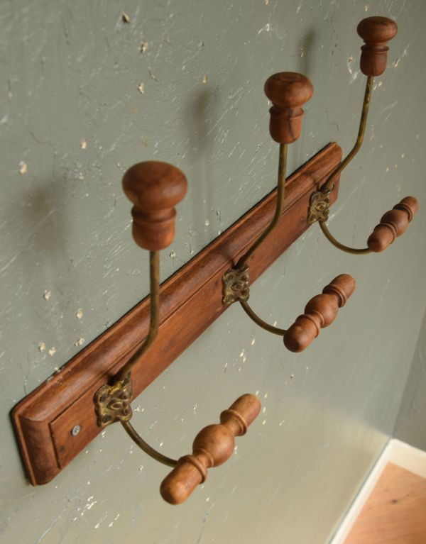 フック・フックボード 住宅用パーツ アンティーク風コート&ハットフック(トリプル)。木製なので、使えば使うほど味わい深くなります。(gc-176)