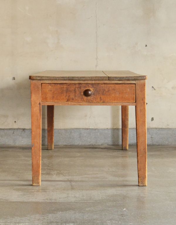 ロイドテーブル アンティーク家具 シンプルなアンティーク家具、6〜8人掛けのダイニングテーブル。頑丈な造りのテーブルなので末永くお使い頂けます。(h-001-f)