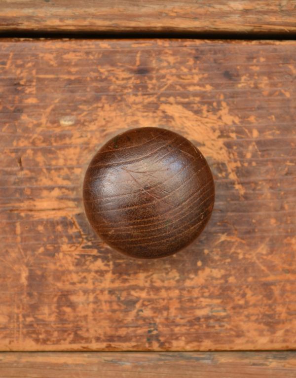 ロイドテーブル アンティーク家具 シンプルなアンティーク家具、6〜8人掛けのダイニングテーブル。可愛い木製の取っ手!パイン材にピッタリ合っています。(h-001-f)