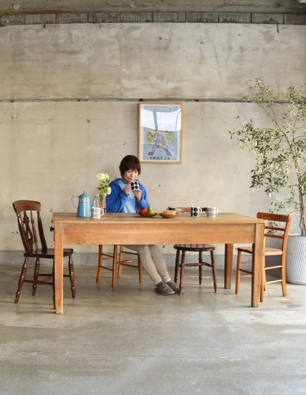 ロイドテーブル アンティーク家具 シンプルなアンティーク家具、6〜8人掛けのダイニングテーブル。4〜6人でお使い頂けるサイズです!サイドに椅子を持ってくると8人で使えます。(h-001-f)