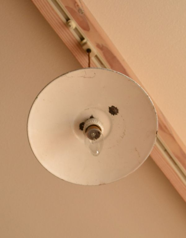 ペンダントライト　照明・ライティング　北欧のアンティーク照明、ホーローのグリーン色ペンダントライト（コード・Ｂ22シャンデリア球・ギャラリーなし）。内側はこんな感じです。(h-112-z)