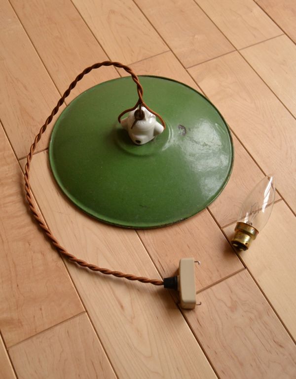 ペンダントライト　照明・ライティング　北欧のアンティーク照明、ホーローのグリーン色ペンダントライト（コード・Ｂ22シャンデリア球・ギャラリーなし）。シェード、コード、電球1個、を全てセットでお届けするので、届いてすぐに取り付けられます。(h-112-z)