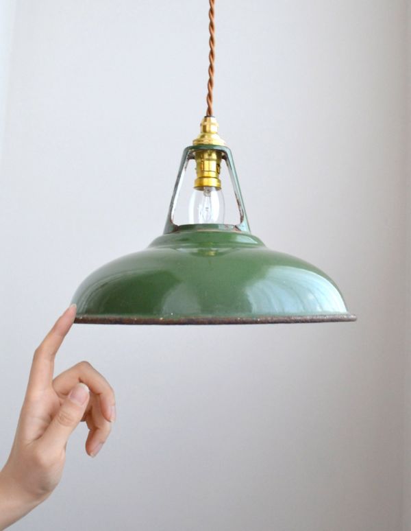 ペンダントライト 照明・ライティング ビンテージのホウロウペンダント(コード・シャンデリア電球付き)。特にグリーンはお部屋に馴染みやすく、見ていて飽きないのこないところもアンティークならではの素敵な特徴ですね。(h-149-z)