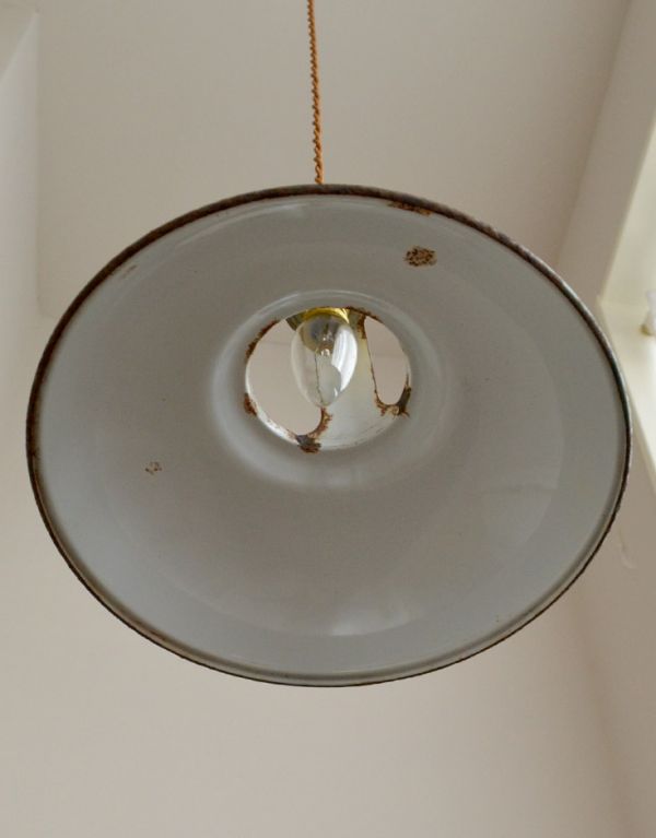 ペンダントライト 照明・ライティング ビンテージのホウロウペンダント(コード・シャンデリア電球付き)。内側はホワイトなので、光が反射します。(h-149-z)