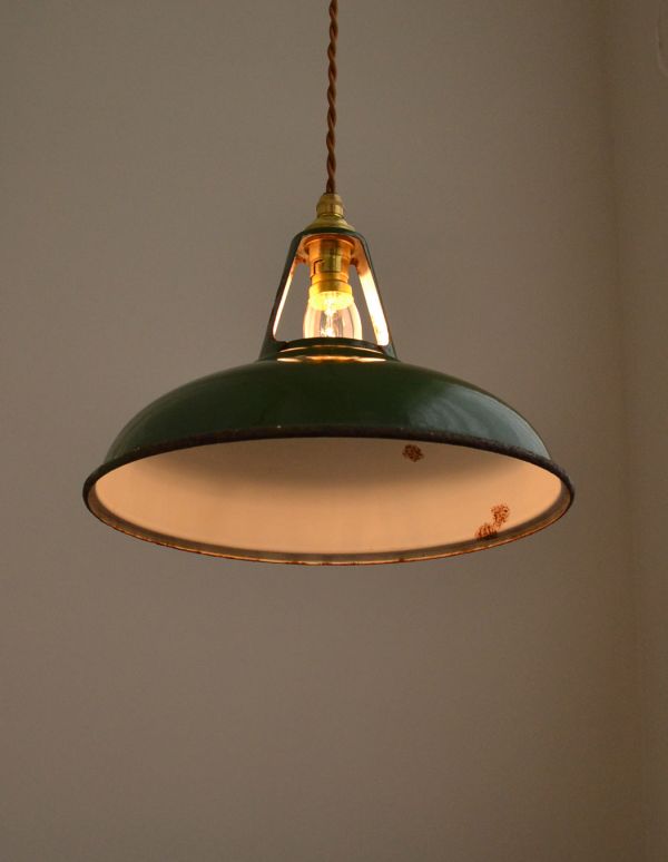 ペンダントライト 照明・ライティング ビンテージのホウロウペンダント(コード・シャンデリア電球付き)。ホーローの優しい雰囲気に癒されるので、毎日、夜がくるのが楽しくなります。(h-149-z)