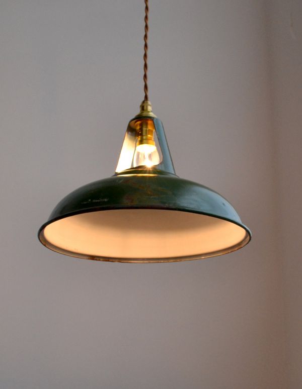 ペンダントライト 照明・ライティング ビンテージのホウロウペンダント(コード・シャンデリア球・ギャラリーなし)。ホーローの優しい雰囲気に癒されるので、毎日、夜がくるのが楽しくなります。(h-150-z)