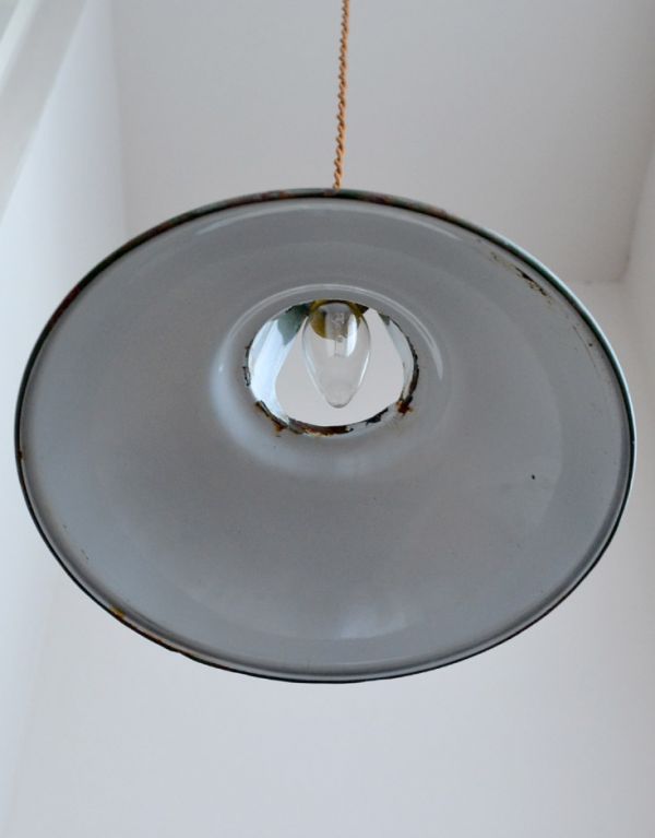 ペンダントライト 照明・ライティング ビンテージのホウロウペンダント(コード・シャンデリア球・ギャラリーなし)。内側はホワイトなので、光が反射します。(h-150-z)