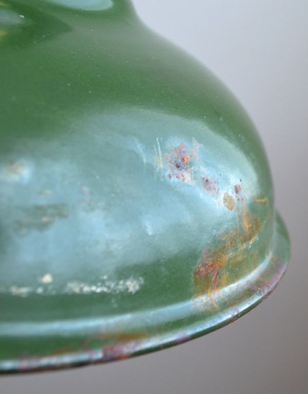 ペンダントライト 照明・ライティング ビンテージのホウロウペンダント(コード・シャンデリア球・ギャラリーなし)。特にグリーンはお部屋に馴染みやすく、見ていて飽きないのこないところもアンティークならではの素敵な特徴ですね。(h-150-z)