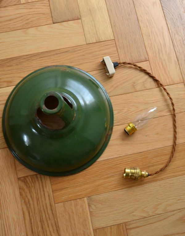 ペンダントライト 照明・ライティング ビンテージのホウロウペンダント(コード・シャンデリア球・ギャラリーなし)。ガラスシェード、コード、電球1個を全てセットでお届けするので、届いてすぐに取り付けられます。(h-150-z)