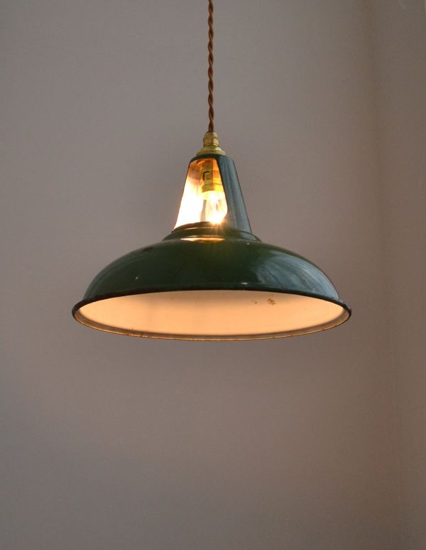 ペンダントライト 照明・ライティング ビンテージのホウロウペンダント(コード・シャンデリア電球付き)。ホーローの優しい雰囲気に癒されるので、毎日、夜がくるのが楽しくなります。(h-151-z)
