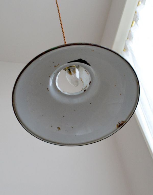 ペンダントライト 照明・ライティング ビンテージのホウロウペンダント(コード・シャンデリア電球付き)。内側はホワイトなので、光が反射します。(h-151-z)