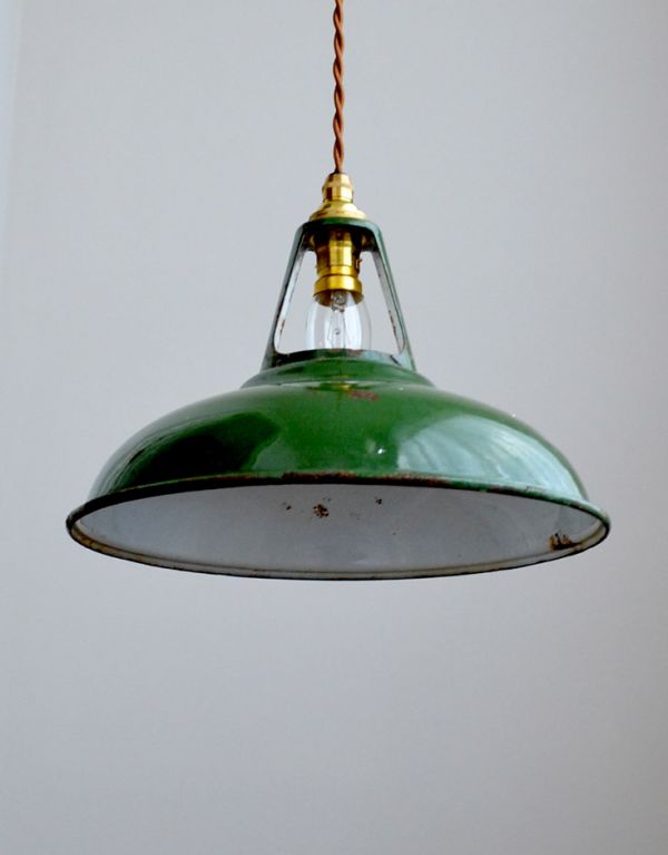 ペンダントライト 照明・ライティング ビンテージのホウロウペンダント(コード・シャンデリア電球付き)。【 シェードのサイズ 】直径28×高さ17.2cmコードは50、80cm以外にも、ご希望の長さで加工してお届けします。(h-151-z)