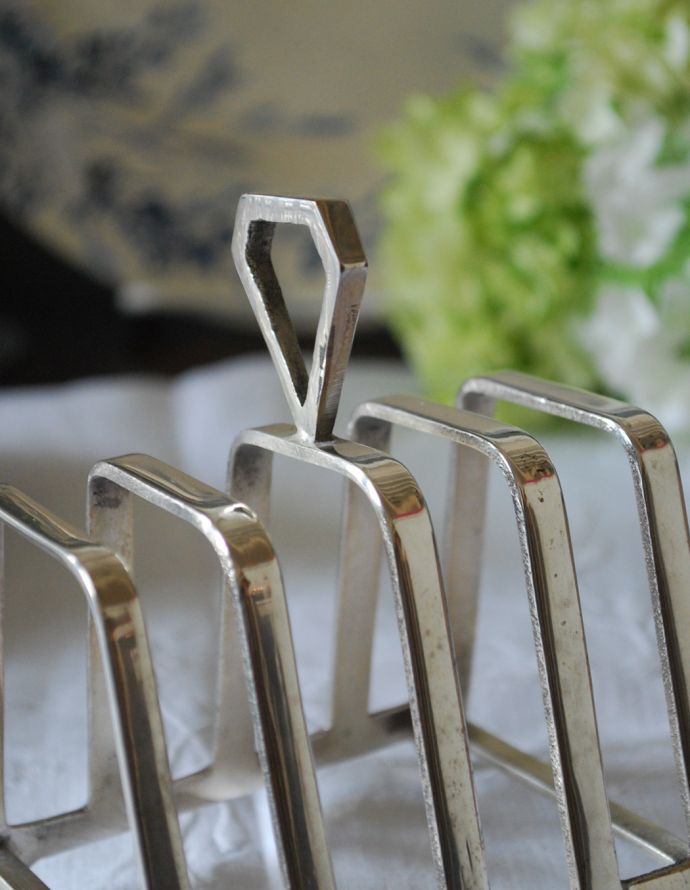 英国の銀食器、アンティークシルバーのブレッドスタンド（トースト