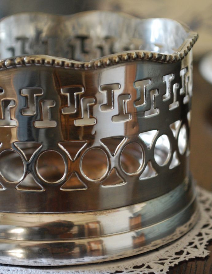 アンティーク シルバー製 アンティーク雑貨 英国で買い付けてきたシルバーアイテム、アンティークシルバーのワインボトルコースター。アンティークなので多少のキズ・汚れがある場合があります。(h-160-z)