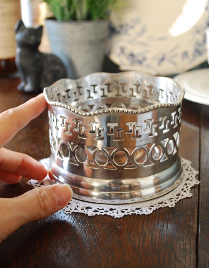 アンティーク シルバー製 アンティーク雑貨 英国で買い付けてきたシルバーアイテム、アンティークシルバーのワインボトルコースター。華やかで、上品な輝きです。(h-160-z)