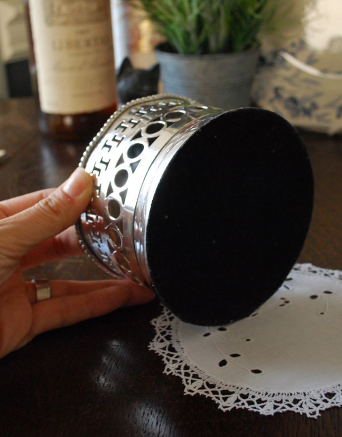 アンティーク シルバー製 アンティーク雑貨 英国で買い付けてきたシルバーアイテム、アンティークシルバーのワインボトルコースター。底はこんな感じです。(h-160-z)