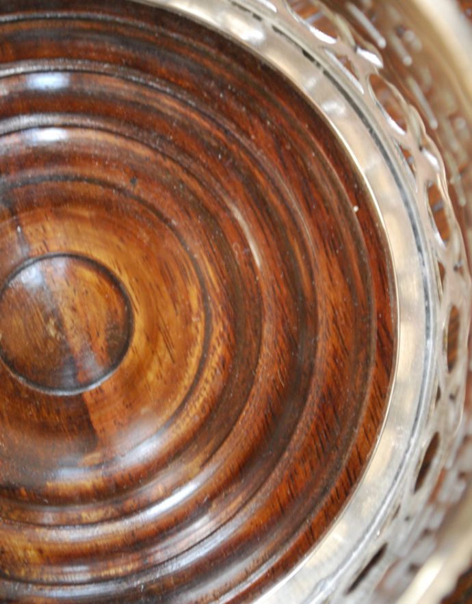 アンティーク シルバー製 アンティーク雑貨 英国で買い付けてきたシルバーアイテム、アンティークシルバーのワインボトルコースター。底は木で出来ています。(h-160-z)