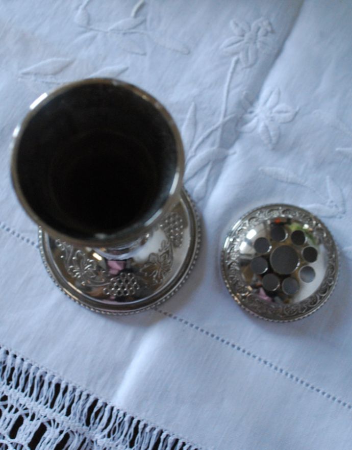 アンティーク シルバー製 アンティーク雑貨 英国の銀雑貨、葡萄の装飾が可愛い花のアンティークシルバーのフラワーベース(留め付き)。留め具は外れる様になっています。(h-164-z)