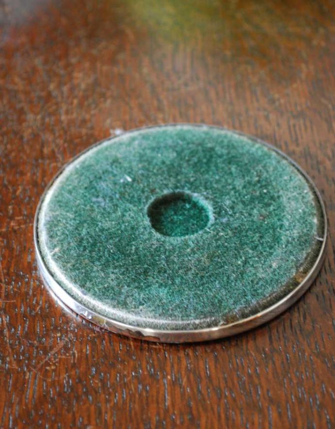 アンティーク シルバー製　アンティーク雑貨　英国の銀雑貨、装飾が美しいアンティークシルバーのコースター。裏側はこんな感じです。(h-174-z)